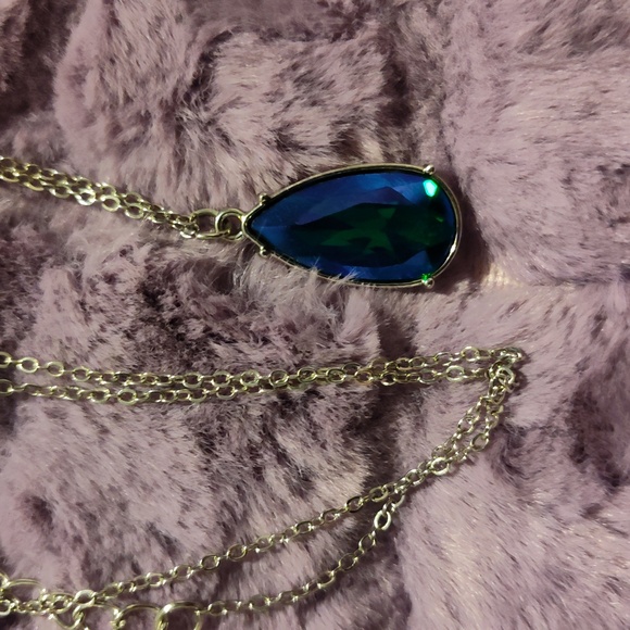 Jewelry - 🌻10/$10 Gorgeous Irridescent rhinestone necklace